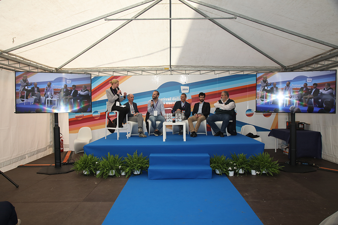 Festival della TV e dei Nuovi Media 2019_313.jpg - Come cambiare la percezione del Dolcetto nell'anno del Dolcetto, e non solo Un vino che corre il rischio di essere dimenticato nel circuito della comunicazione enoica impegnata su altri argomenti.  Come  uscire dall’impasse? Nicola Chionetti, Sara Mazzocchi, Simone Roveda con Erika Mantovan